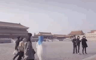 李小璐帶女兒遊故宮，甜馨輕鬆翻跟頭，被媽媽背在背上互動溫馨