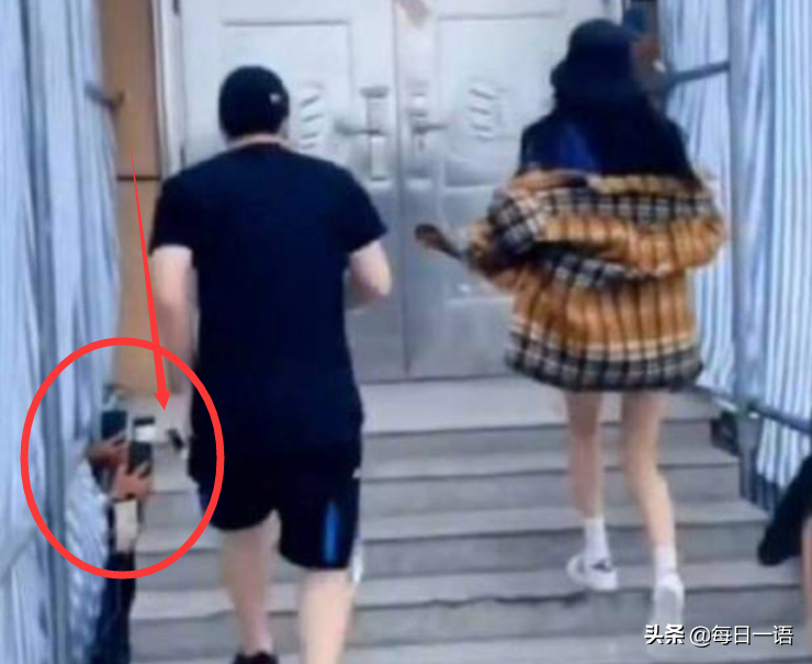 杨幂穿清爽装上班，路上却被恶意偷拍，看到画