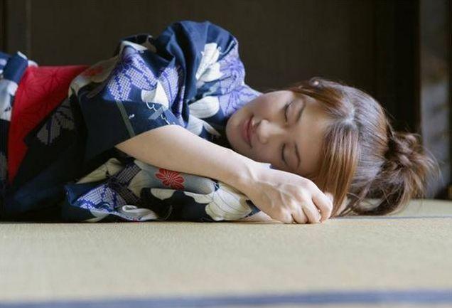 为什么日本人喜欢睡地板而不是床？导游说出答案：原因有3个