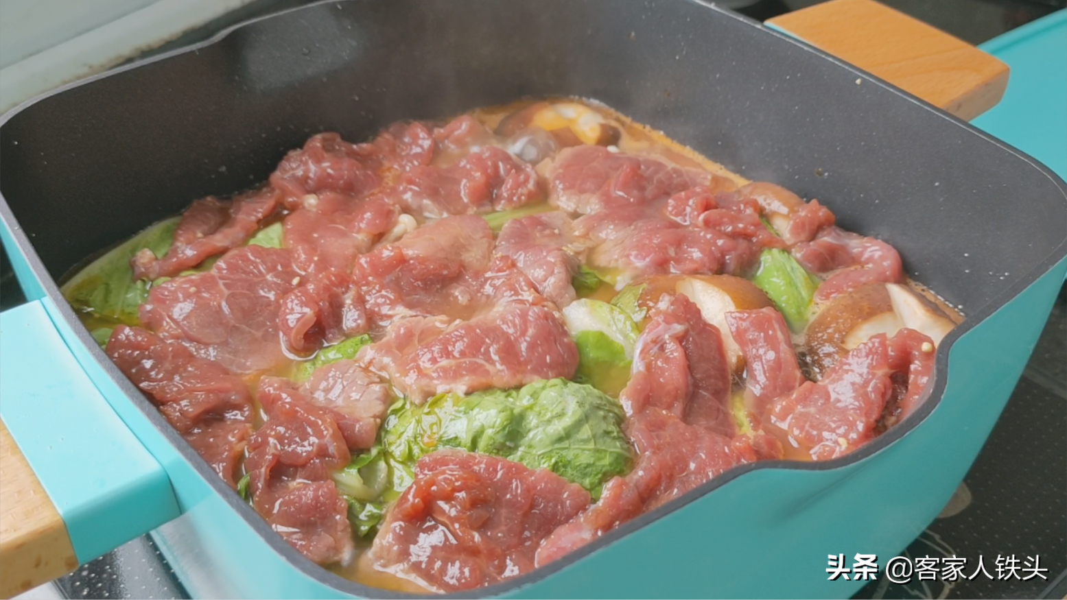 牛肉別只會炒，加一把金針菇這樣做，湯鮮肉嫩滑，比吃火鍋還過癮