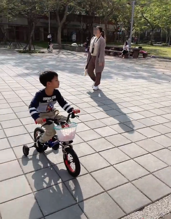 汪小菲曬兒女近照，玥兒性格活潑似小男生，希箖露正臉超像爸爸