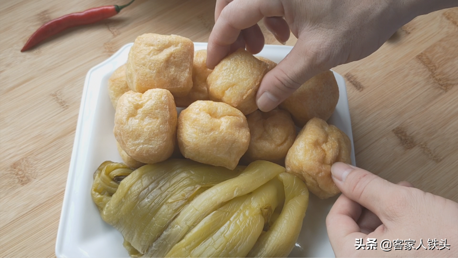 逢年过节，油豆腐不炖肉了，教你一个新鲜吃法，好吃解馋待客不错