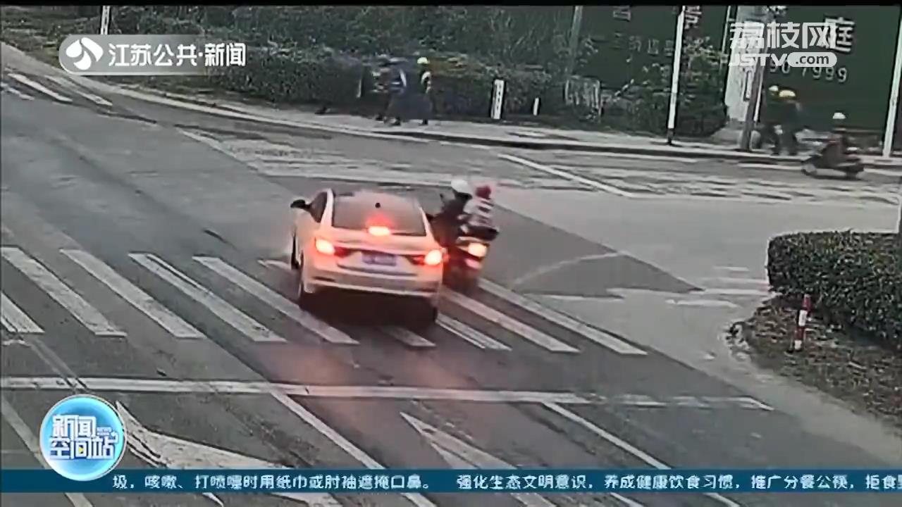 转弯轿车撞上直行电动车 骑乘人员佩戴头盔逃过一劫