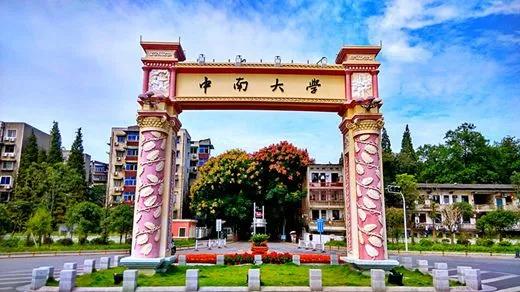 13岁父亲去世，15岁母亲离世，一贫如洗，43岁身