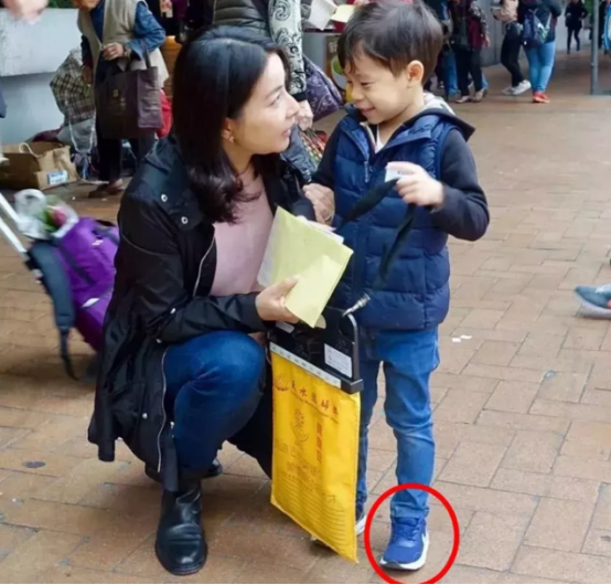 有種“豪門修養”叫郭晶晶，家長會上打扮精緻，網友：真正的貴族