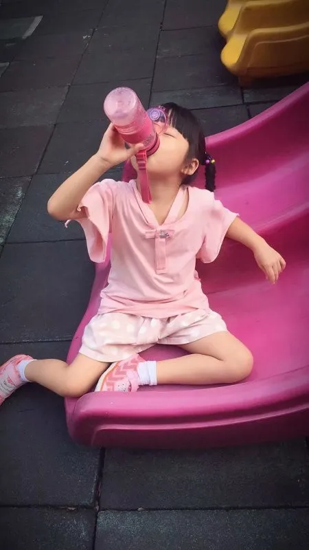 这样给孩子喝水，越喝越伤身