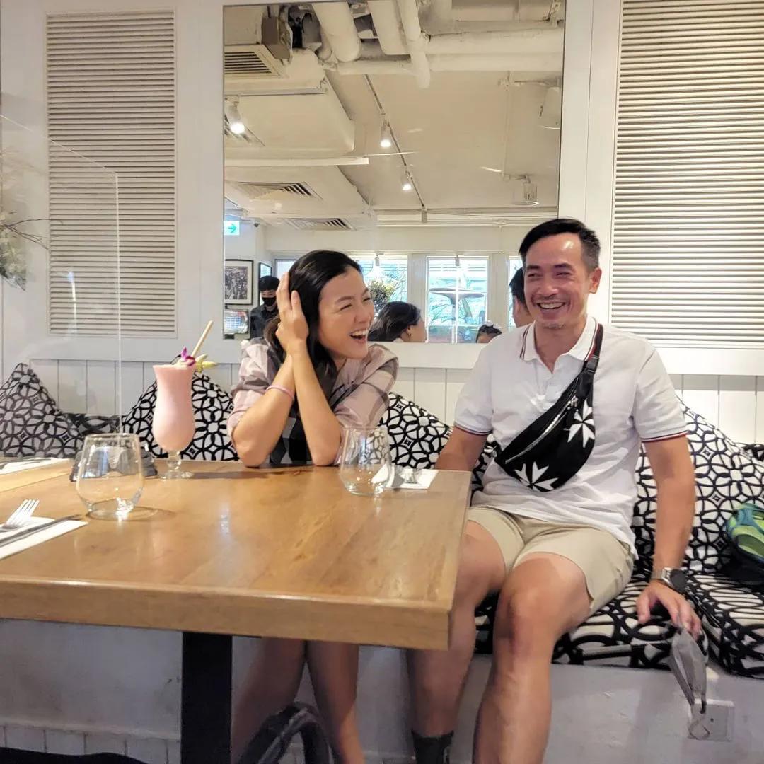 陈茵媺一家五口周末聚餐欢乐多，和陈豪合照突然尴尬，画风太可爱