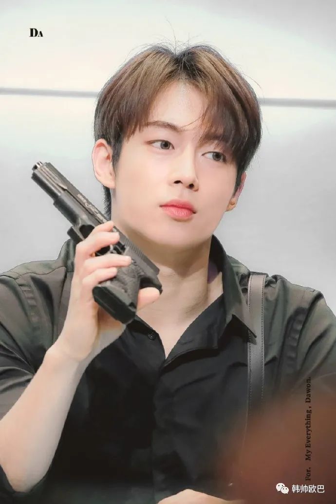 这位男团爱豆细长又漂亮的杏仁眼超有魅力