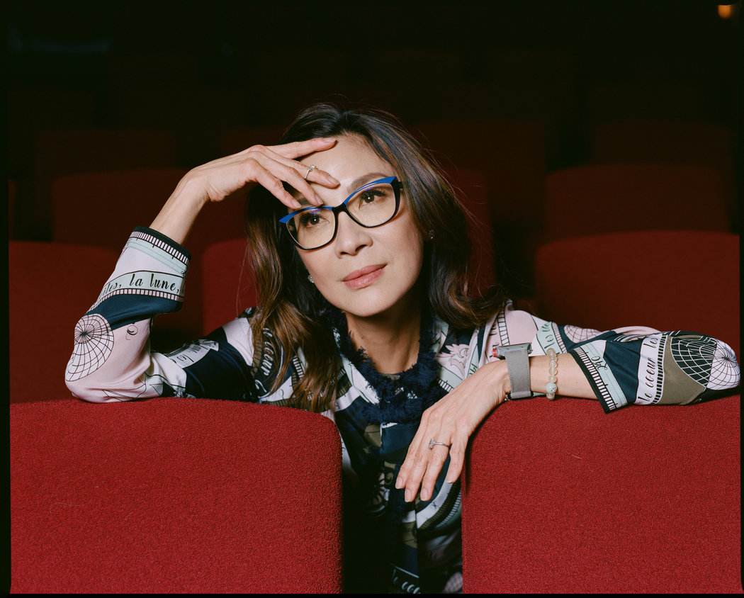 57岁杨紫琼罕见晒家庭照，网友却误把杨紫琼老公与丈母娘当夫妻？