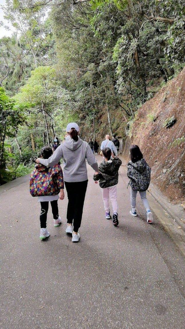 黎姿週末與女兒們遠足，母女四人同框超溫馨，三姐妹個頭快一樣高