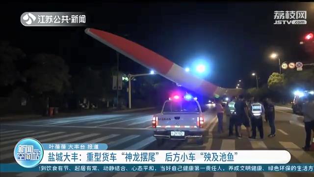 重型货车违法改装还行驶在市区主要道路 后方小车遭殃