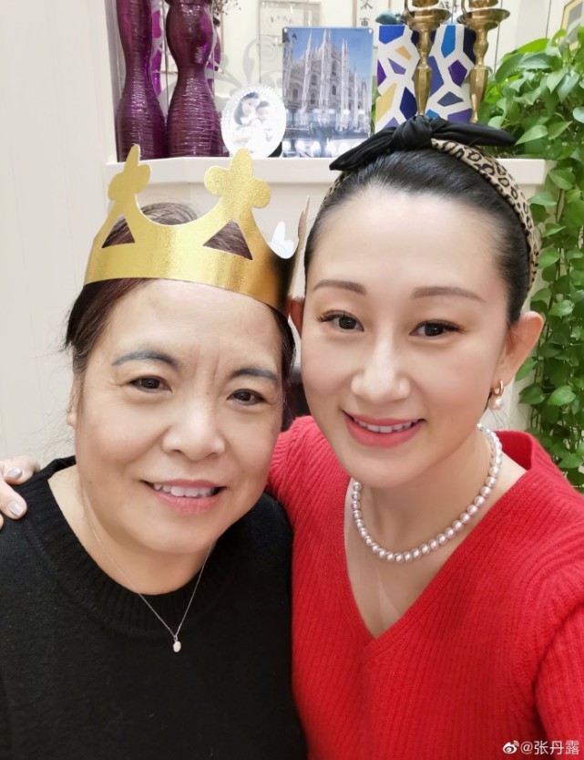 趙文卓一家為管家慶生，送家中倆保姆各一枚珠寶項鍊，當家人對待