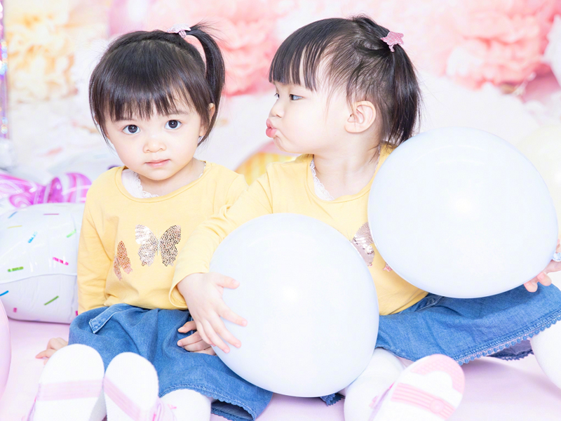 熊黛林优良基因浪费了，双胞胎女儿都不像妈，网友：等孩子长大