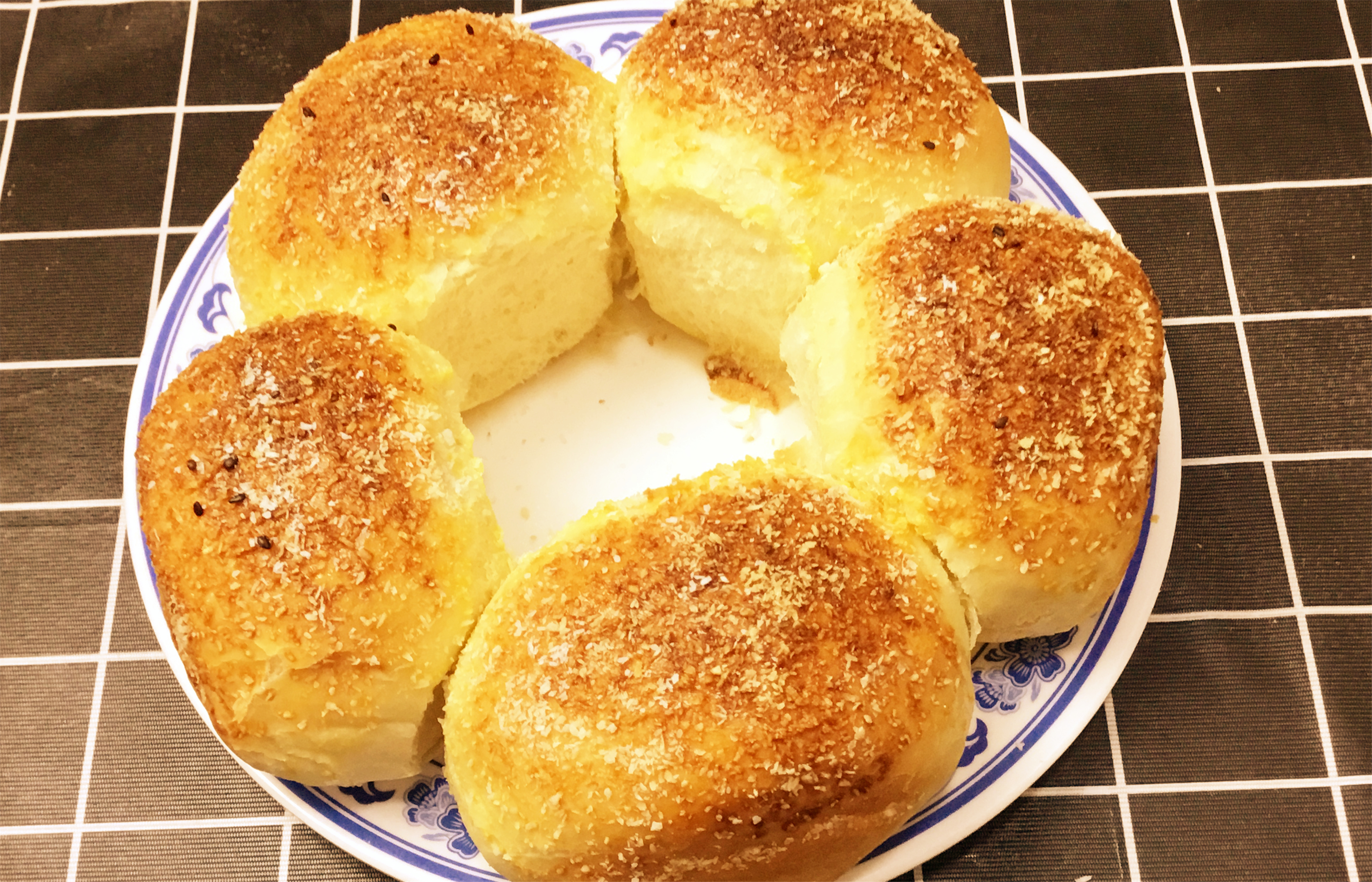 一碗麵粉，一包牛奶，掌握2個小技巧，在家也能做椰蓉小麵包