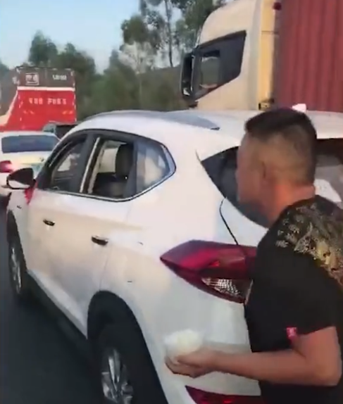 男子|高速遇堵车男子后备箱盛饭开吃 这是曾经被堵车堵到心里阴影了吗