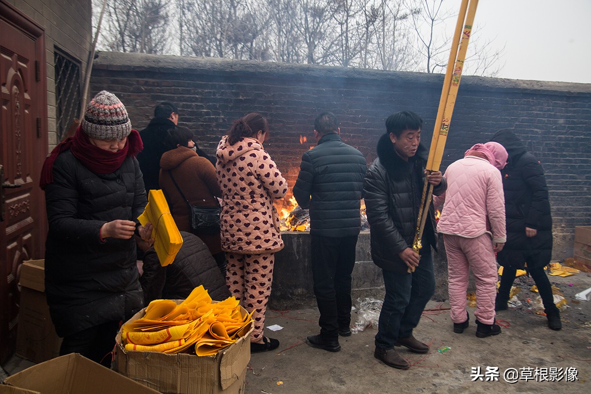 贡品和香炉摆放图片(农村小庙香火旺盛：供品现代令人瞠目，有人高香插废墟)