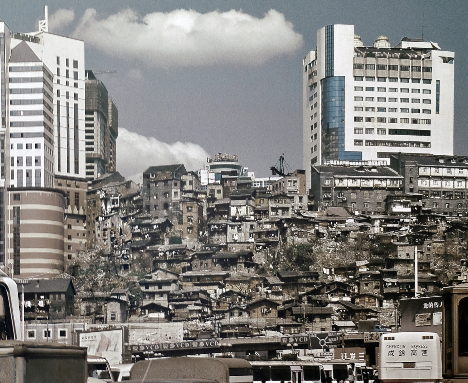 魅力渝中：重庆主城最高人行坡道，旁边就是电梯，却还是非常热闹