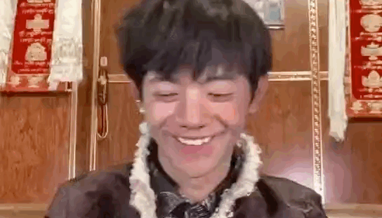 Does Tibetian boy explode overnight fire to turn over? Praise he is OK, hold in both hands kill be no good