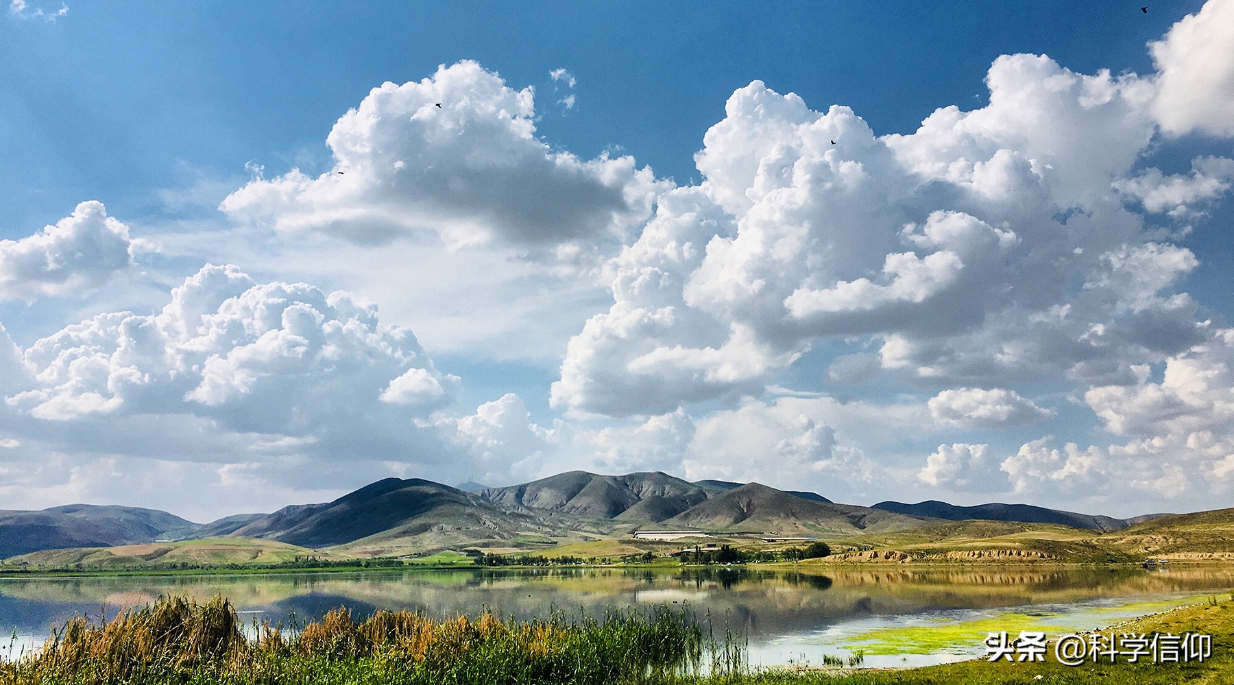 雲朵能夠飄浮在天空中是因為輕嗎？並不是，它比坦克重得多