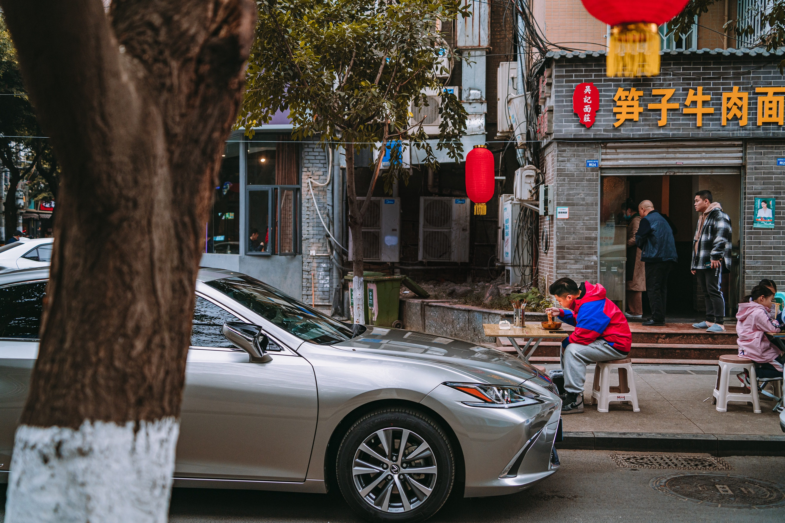感受城市，需要一台安静并且舒适的雷克萨斯ES