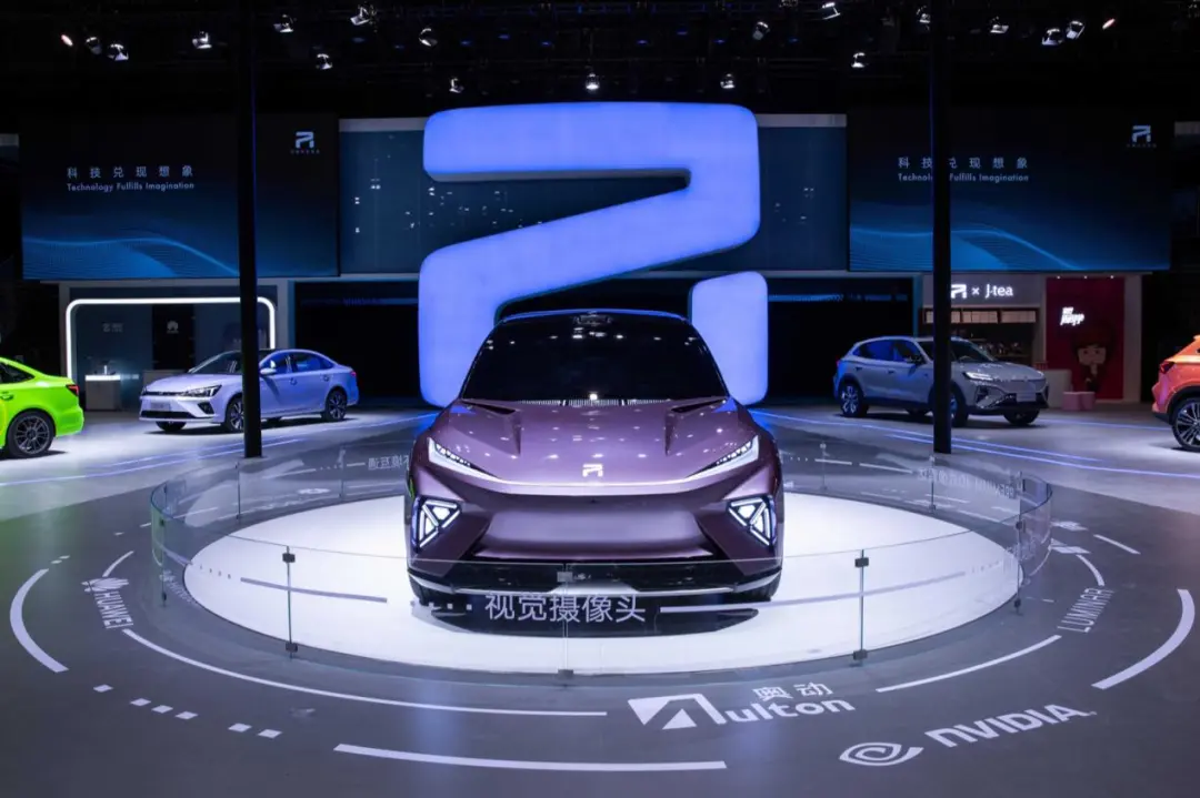 新动版ER6实力破圈，高阶智驾助力R汽车加速“超车”