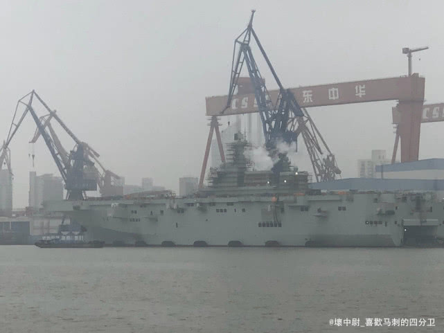 国产4万吨巨舰迎来关键时刻！舰岛冒出滚滚白烟