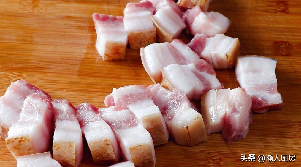 不用焯水，配上萝卜这样烧红烧肉，做红烧肉前多一步，肉不老不柴