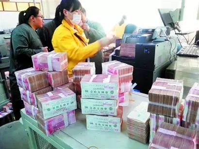 武汉见钱最多的女孩，每天坐钱堆里，感叹：对