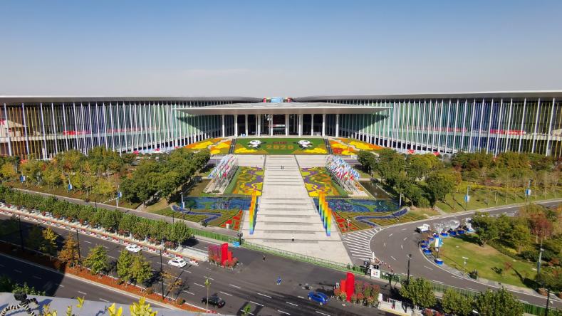 现场图抢先看！第三届中国国际进口博览会场馆绿化装饰完工
