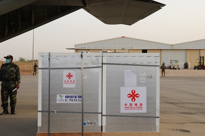 中国援助尼日尔新冠疫苗运抵尼亚美 尼总统到场迎接