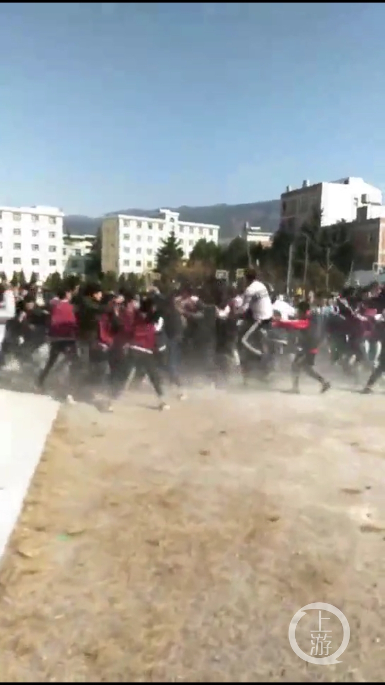 云南昭通一中学发生激烈群殴 校方回应：学生打闹