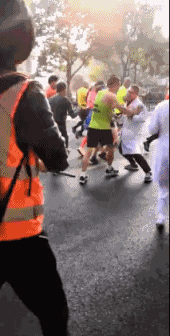 今天绍兴马拉松，38岁男子两度昏倒后心肺复苏救醒，不顾医生阻拦还要跑！人生不只有一场马拉松！