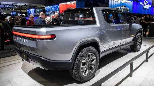 英国也是有新造车阵营，Rivian R1S作为七座SUV，却比超级跑车加快还快