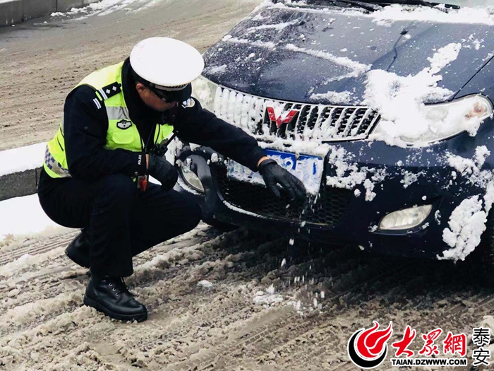 宁阳交警雪中坚守温暖全城