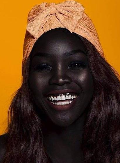 世界最黑的人(她是世界上最黑的模特,拍照时除了牙齿连人都看不到)