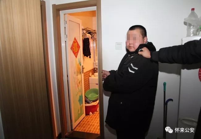 24岁男子发现邻居在母亲卧室，挤开门缝将其刺死！已被刑事拘留