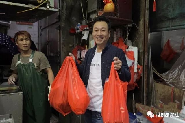 TVB视帝在香港闹市买海鲜 为妻儿泡制团圆饭