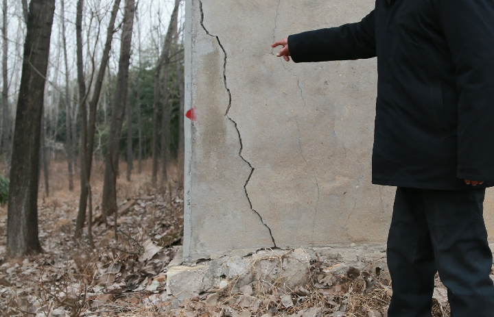 挖掘作业距汉墓中心仅20米，村民住房出现裂缝……“造地”如何变挖山？