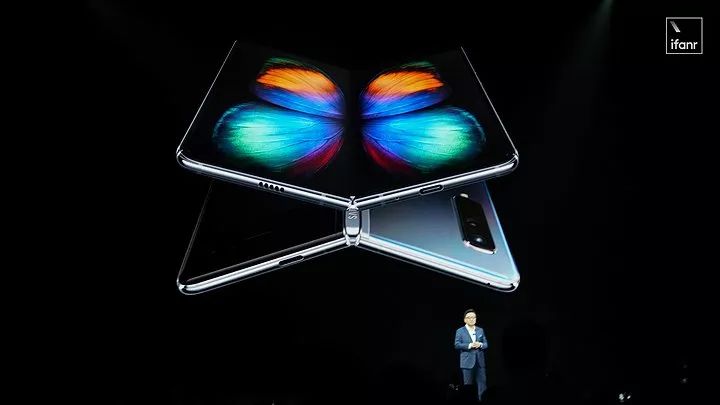 5G折叠屏、17500元！华为新推的手机刷屏！有人焦虑地连夜开会……