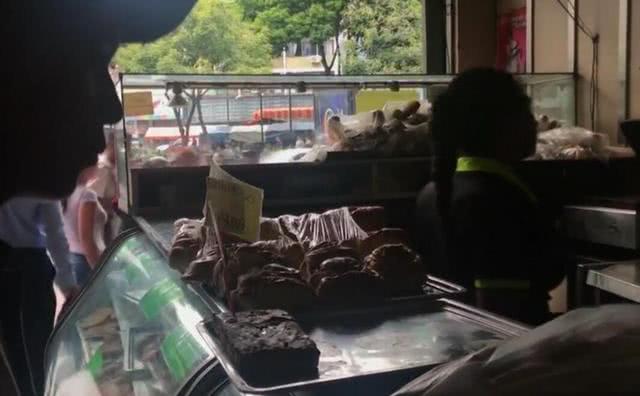委内瑞拉大停电第5天：垃圾箱里翻找食物，一个面包卖到600多元