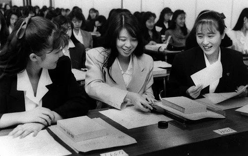 炒房！援交！送女友礼物只送卡地亚金戒！90年代日本人有钱到连美国都不放在眼里！