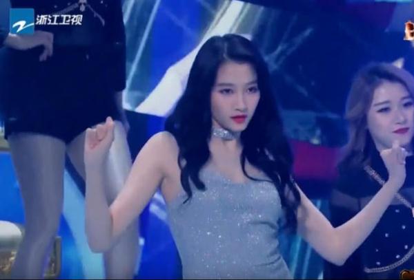 Dream of Guan Xiaotong COS shows classical movement, "Press skirt to place " Jing is colourful entire network, netizen: Envy Lu Han