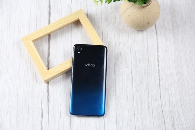 一见倾心vivo Y91入门感受：将时尚潮流一手把握