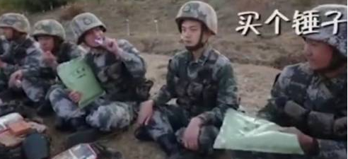 Want to eat fried chicken to be rancorred by the monitor: Buy a hammer! The grievance expression of elder brother of arms taking money is very lovely