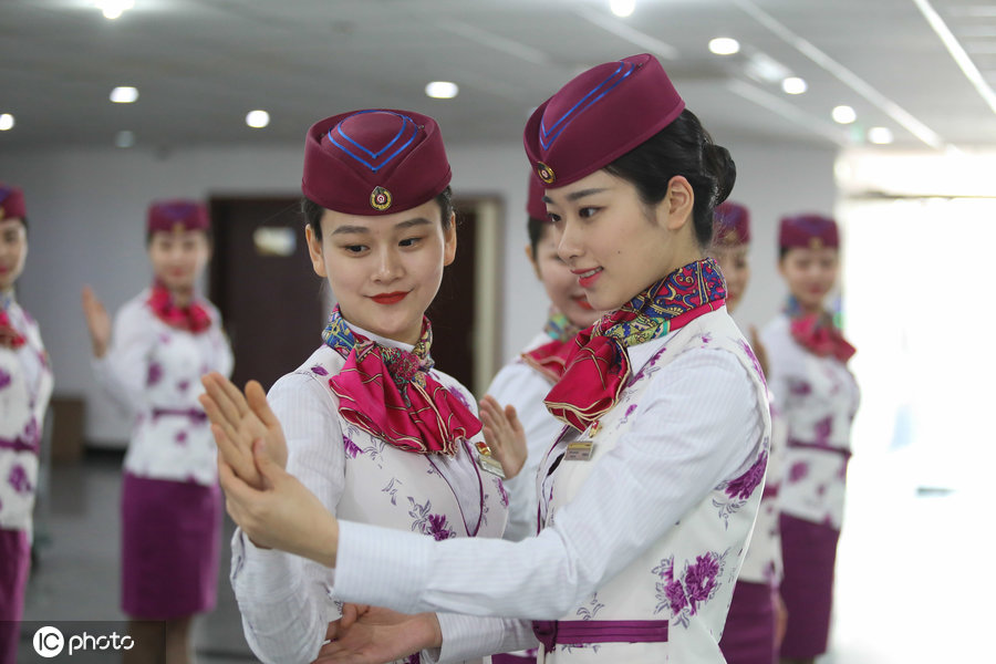 高铁“动妹”开启礼仪培训服务,标准严格堪比空姐