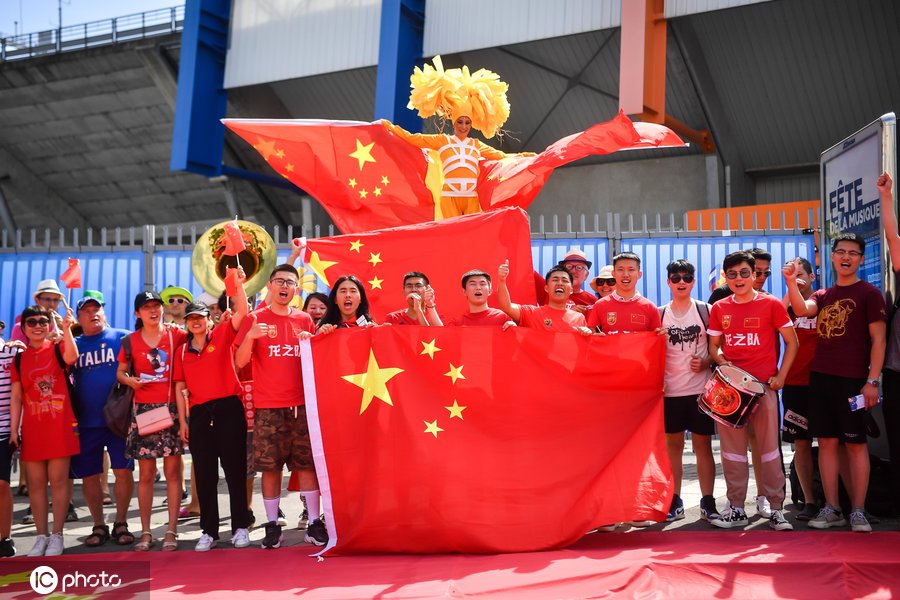 意大利女足vs中国女足免费高清直播(意大利VS中国女足双方球迷场外集结 意大利球迷自带乐队助威)