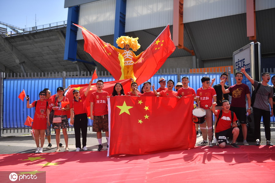 意大利女足vs中国女足免费高清直播(意大利VS中国女足双方球迷场外集结 意大利球迷自带乐队助威)