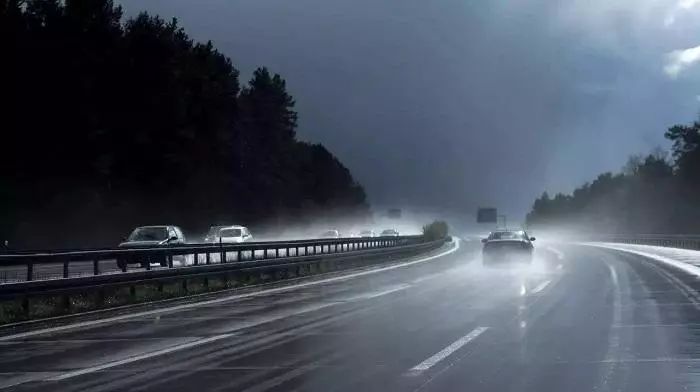 高速碰上了下雨开什么灯？怎么驾驶？有什么讲究？