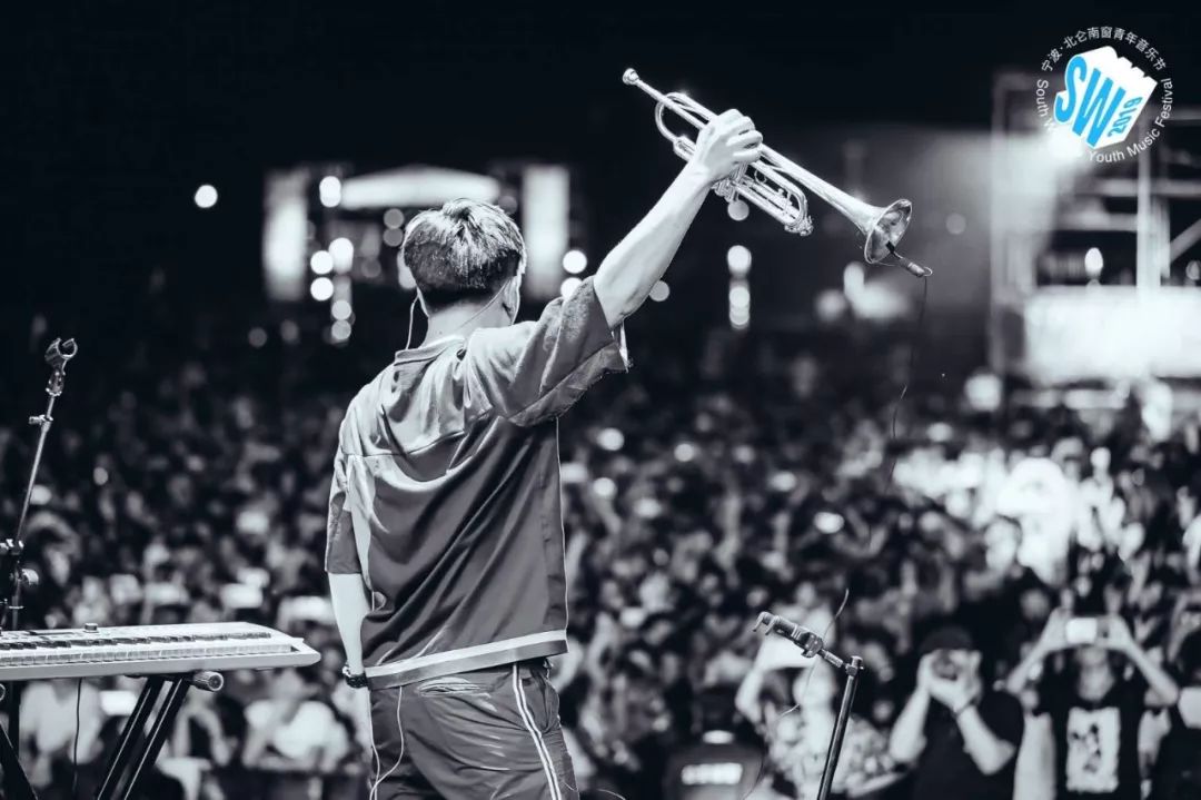 Zhao Lei, sound plays, · · · is 9 Lian Zhen's people, Kangmushi this night sky drew a chic moon