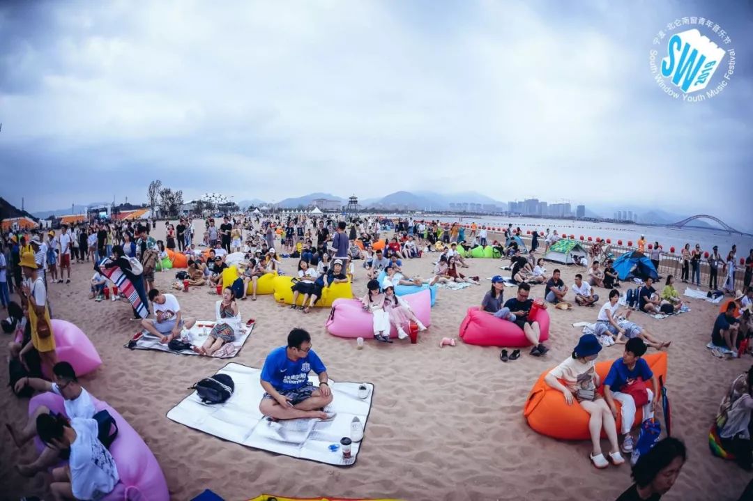 Zhao Lei, sound plays, · · · is 9 Lian Zhen's people, Kangmushi this night sky drew a chic moon